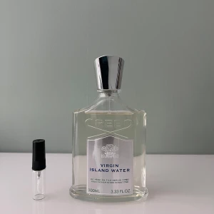 1ml sample/doftprov av Creed Virgin Island Water  - Ett sample sample på 1ml av Creed Virgin Island Water. Det är en fin sommardoft med inslag av citrus och kokosnöt som gör den väldigt bra vid varmare väder. Våra samples är helt nya och gjorda av glas. Det är fritt fram att skriva om ni har några frågor! 