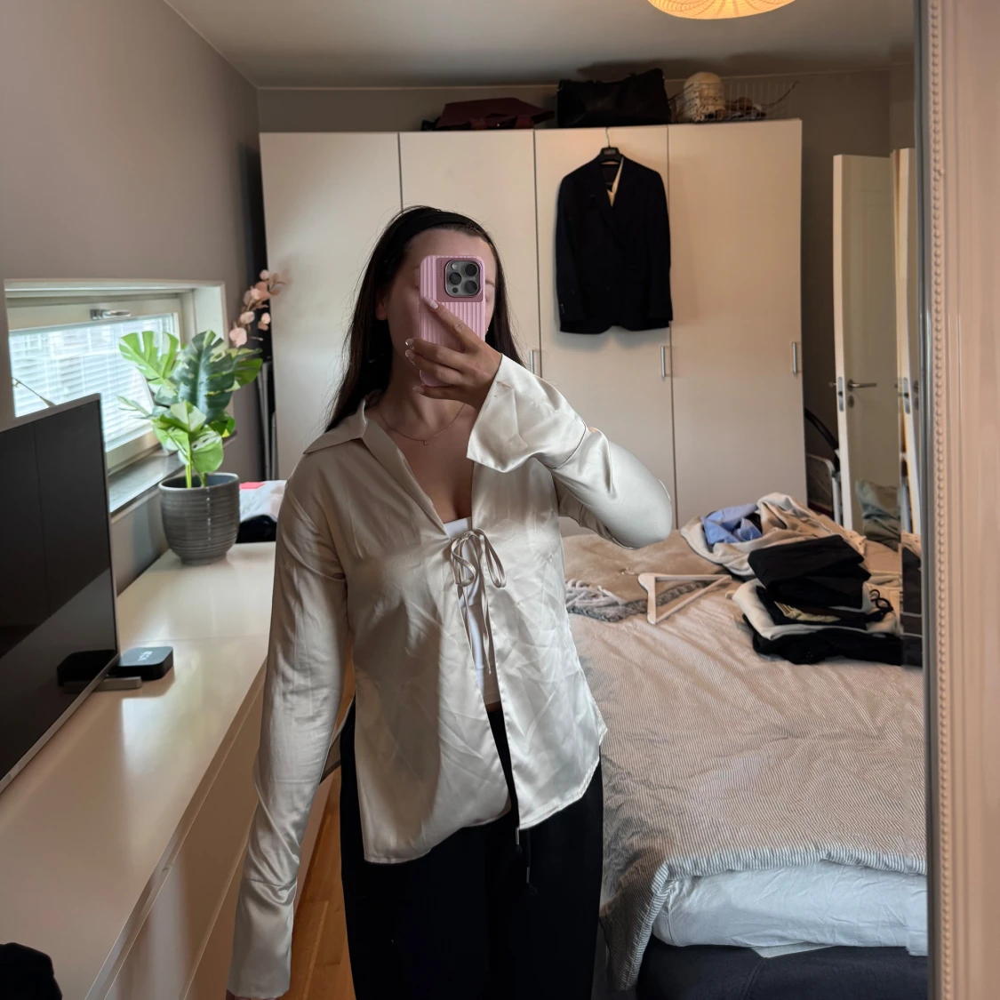 Guldig satinblus med knyt framtill