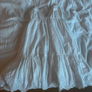 Vit Zara klänning med broderi  - Fin klänning som knappt är använd pga storlek. Broderad och snörning i ryggen, utan defekter 💕💕