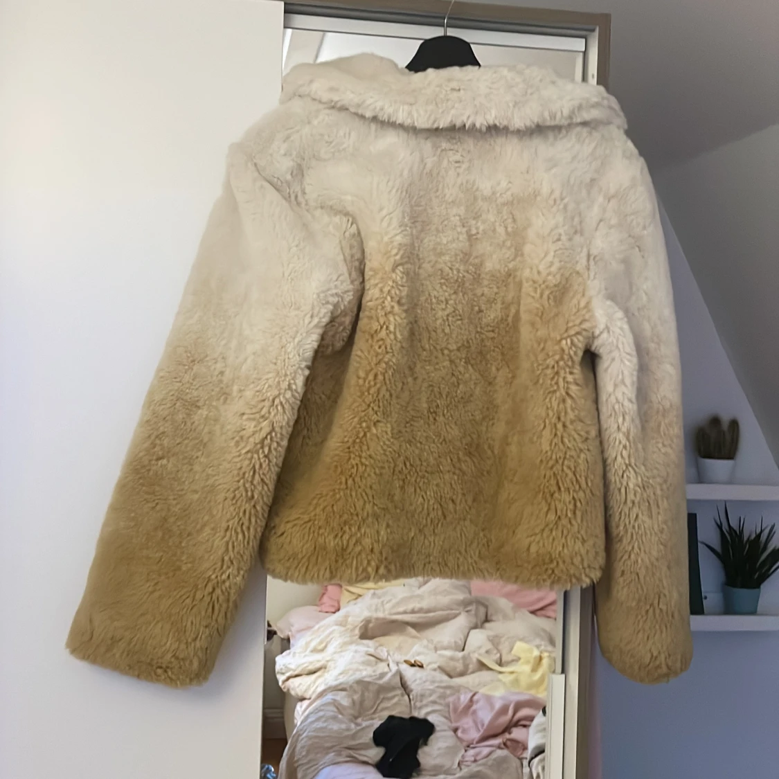 Beige teddyjacka med huva från NA-KD - 3