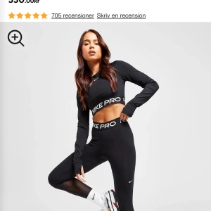 Svarta träningsbyxor från Nike Pro - Säljer ett par svarta träningsbyxor från Nike PRO. Byxorna har bra skick men loggan har börjat försvinna lite, se bild 4. Detta är dock verkligen inget man tänker på och de är u bra skick. Byxorna passar mig som använder storlek S. Nypris 550❣️