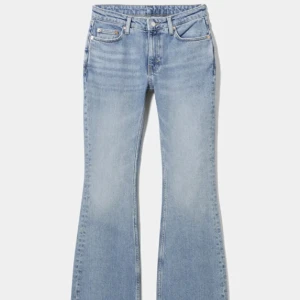 Blå bootcut jeans från Weekday  - Säljer dessa snygga, blåa bootcut jeansen från Weekday. Jeansen är i storlek 24/32 och endast använda ett fåtal gånger.💕
