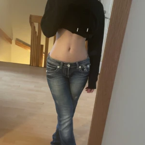 True religion jeans  - Säljer ett par jätte snygga true religion jeans pgud av att en av knapparna där bak är borta men annars är dom jätte snygga och low waist strl 28💕