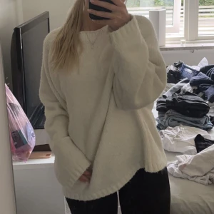 Vit stickad tröja - Säljer min vita oversized stickad tröja från bikbok. Kommer it till så mycket andvändning men den är super skön o fin💕Har en liten fläck fram men inte så märkvärdig