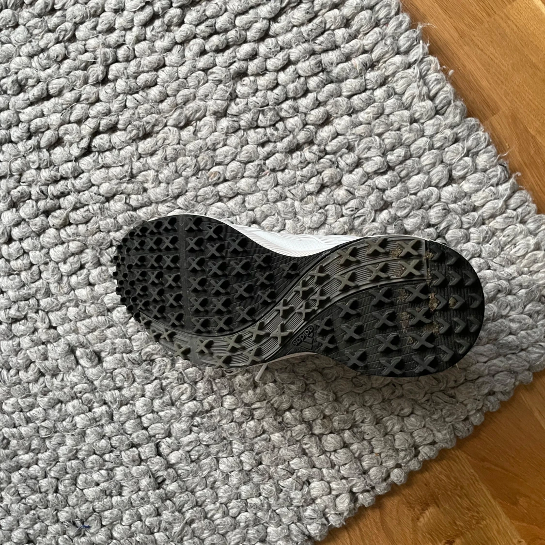 Vita träningsskor från Adidas Traxion - 2