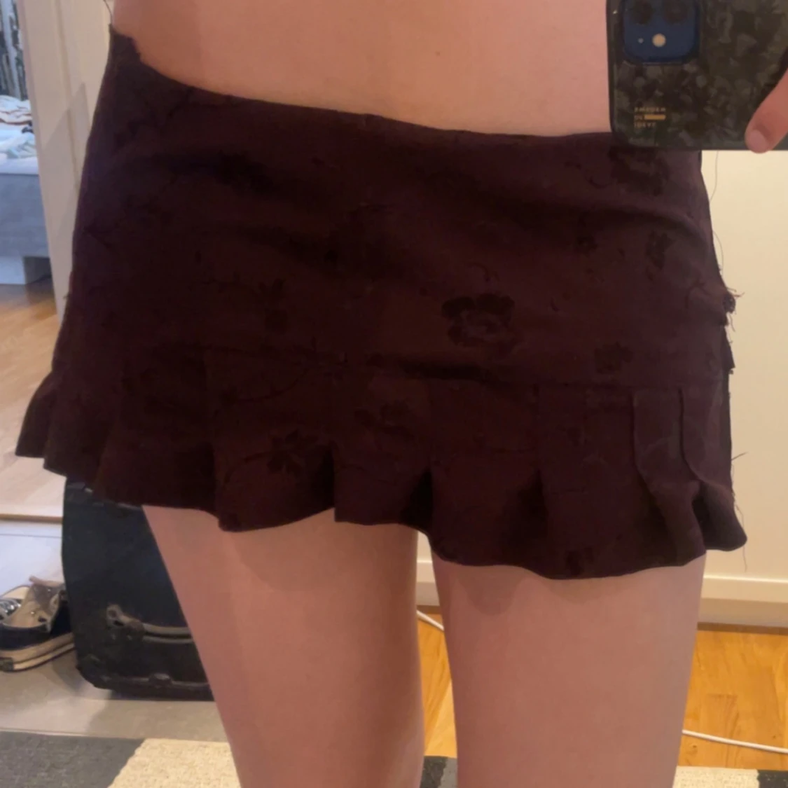 Mörklila kortkjol med volangkant