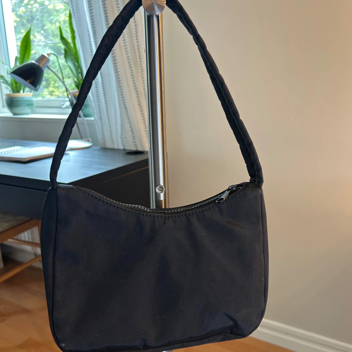 Svart axelväska i syntetmaterial - 1