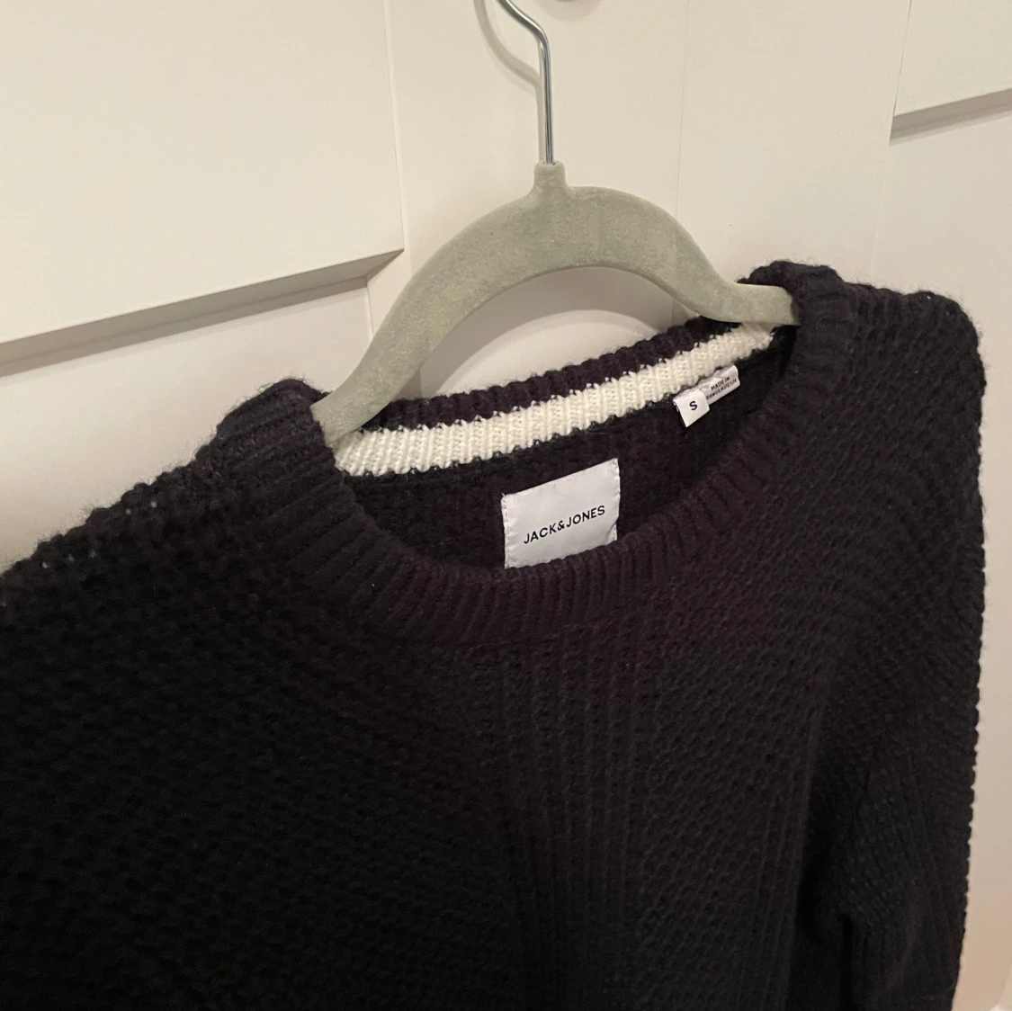 Mörk mörk blå stickad tröja från Jack & Jones