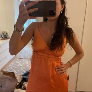 Orange långklänning  - Superfin orange långklänning från hm, är 175, strl s