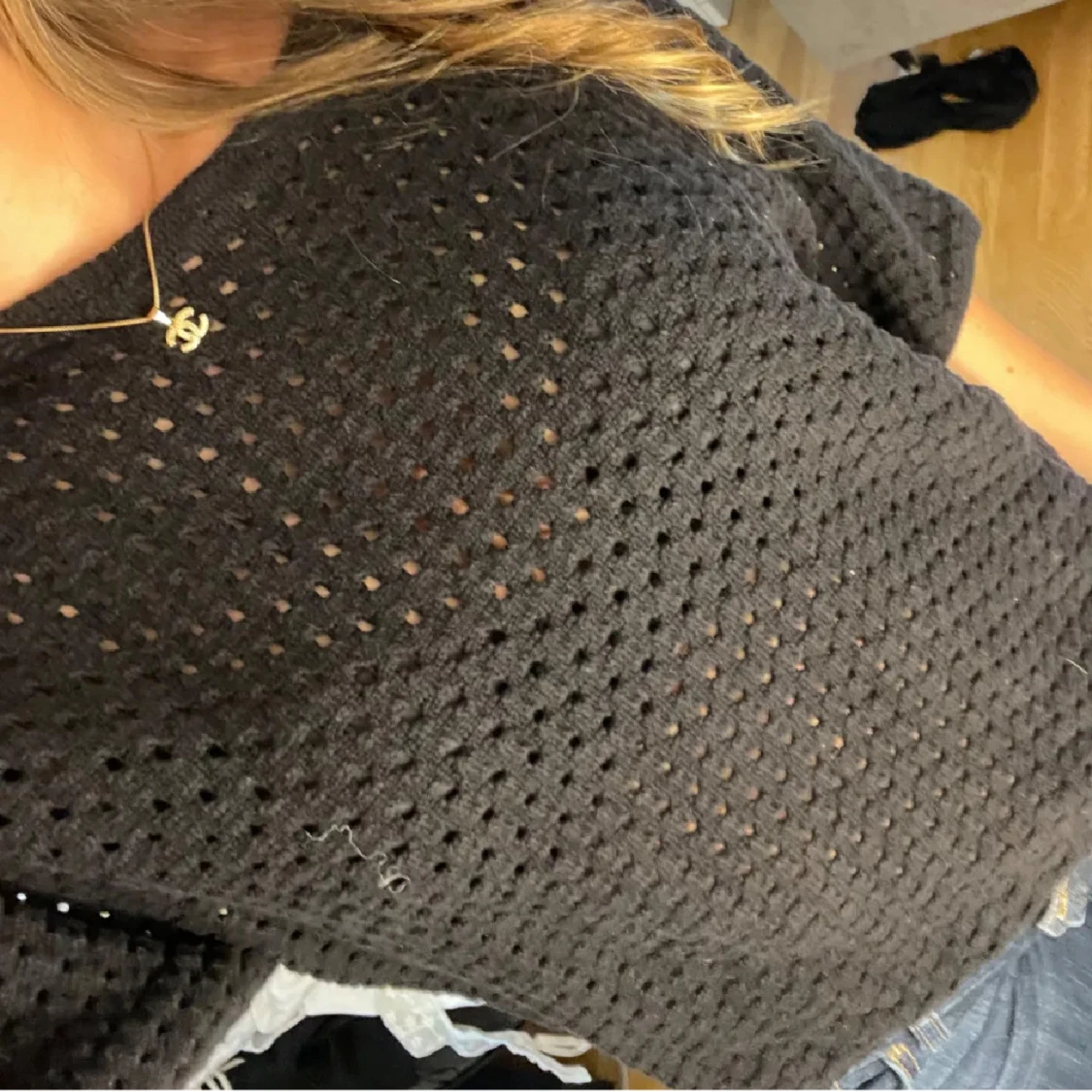 Svart stickad topp med hålmönster - 1