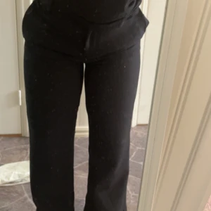 svarta kostymbyxor  - Fina svarta kostymbyxor, väldigt bra skick🩷