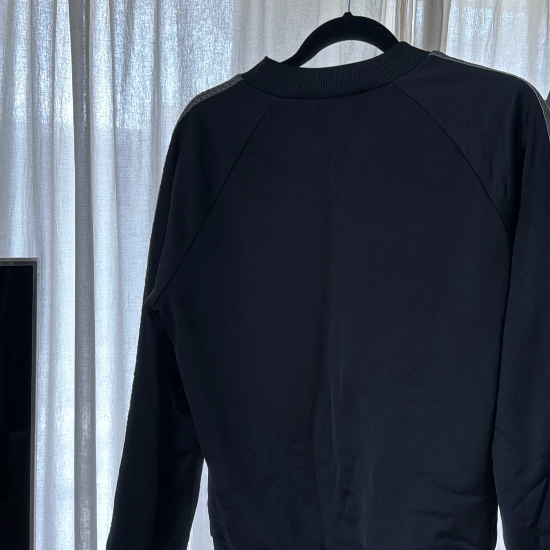 Svart Adidas bomberjacka med dragkedja - 1