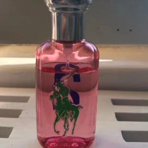  parfym från Ralph Lauren Big Pony 2 - En snygg parfymflaska i rosa glas från Ralph Lauren Big Pony Collection nummer 2.  Ca 70-75% kvar. Inte min typ av doft tyvärr… 