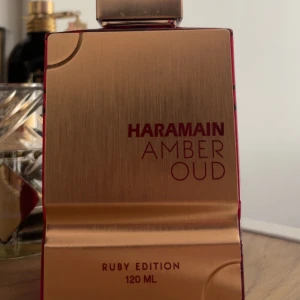 Al Haramain Amber Oud Ruby 120 ml    - Exklusiv parfym i en lyxig röd och guld flaska. Flaskan rymmer 120 ml och har ca 110 ml kvar då den endast testats ibland men ej fallit mig i smaken. köpt från deloox kvitto finns. Köpt för 820 sek