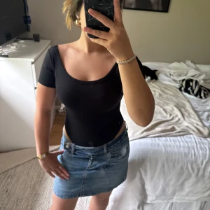Svart body - Super snygg svart ribbad body med djup urringning fram och öppen rygg🤩💕