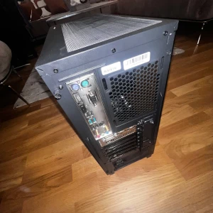 Stationär dator som kommer med ny mekanisk tangentbord, Logitech mus, gaming hörlurar. -  en stationär dator med RGB-belysning och ett grafikkort från GeForce RTX-serien (3050) Perfekt för gaming eller kreativa projekt. Snygg design med glasfönster på sidan och flera fläktar för bra kylning. Plus de kommer med en mekanisk tangentbord och en Logitech 205 mus och SG hörlurar med RGB