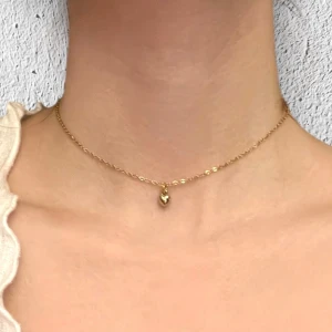 Hjärta choker guldhjärta halsband med litet hjärta  - Ett litet guldigt hjärta trätt på en kortare kedja i guldimitation. Justerbar 35-40 cm. För en stilren och samtidigt gullig look! 