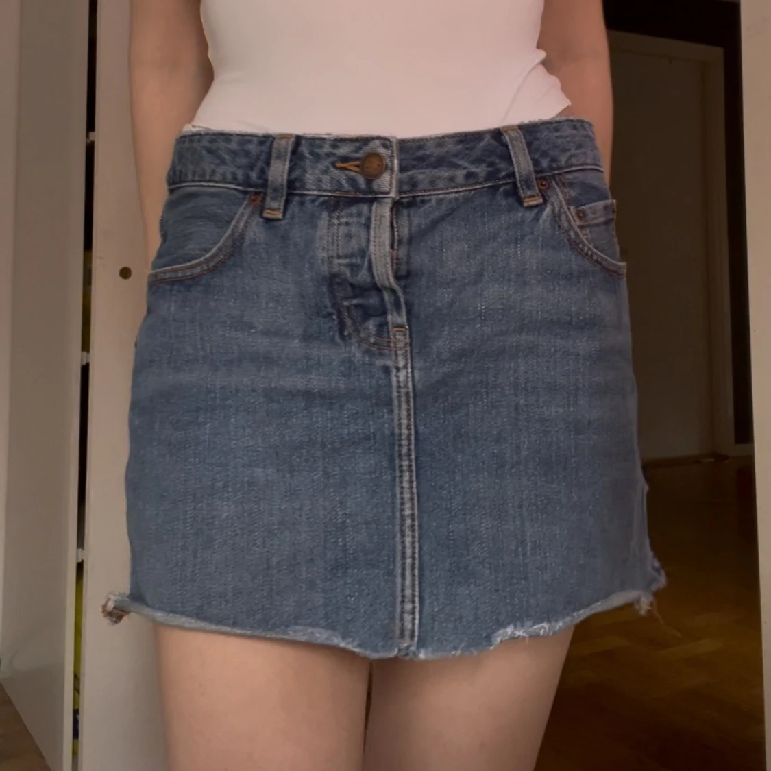 Blå jeanskjol med rå kant