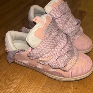 Ljus Rosa Lanvin Curbs K0pia  - Säljer ett par snygga Lanvin Curbs k0pi0r i rosa, endast använt 3-4 gånger, dem är i mycket bra skick! Köpta för 1900kr, Pris kan diskuteras vid snabb affär! För mer info skicka ett meddelande!😊