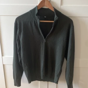 Mörkgrön half zip tröja från Uniqlo - Mörkgrön stickad tröja från Uniqlo i storlek XS✅ Tröjan sitter väldigt bra i storleken och skicket är mycket bra 🙌 Nypris runt 500! Kontakta mig vid minsta lilla fundering🤝