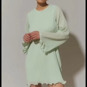 Plisserad klänning  - Supersnygg plisserad klänning från Gina tricot som inte finns att köpa längre🌸  skulle säga att den passar S/M/L💕  lite smink på insidan av kragen i nacken som jag märkte efter jag köpt den (inget som syns när den är på och går säkert att få bort)🌼