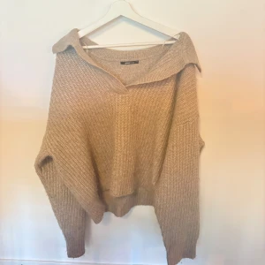 Beige stickad tröja med krage Gina Tricot - Stickad tröja från Gina Tricot 