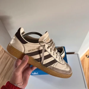 Adidas Handball Spezial - Säljer dessa riktigt snygga adidas Spezial sneakers perfekta till sommaren! Mycket fint skick. Storlek 42 2/3. Box ingår. Hör av er vid frågor!