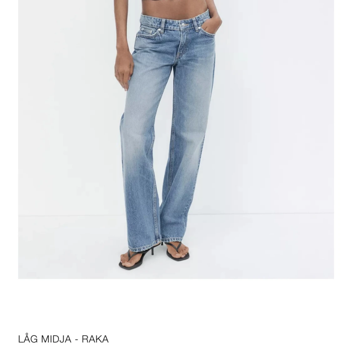 Ljusblå raka jeans med låg midja