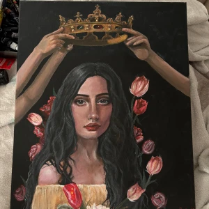 Okänd titel (målning av kvinna med krona och blommor) - Canvastavla målad med akrylfärg 46x37,5cm
