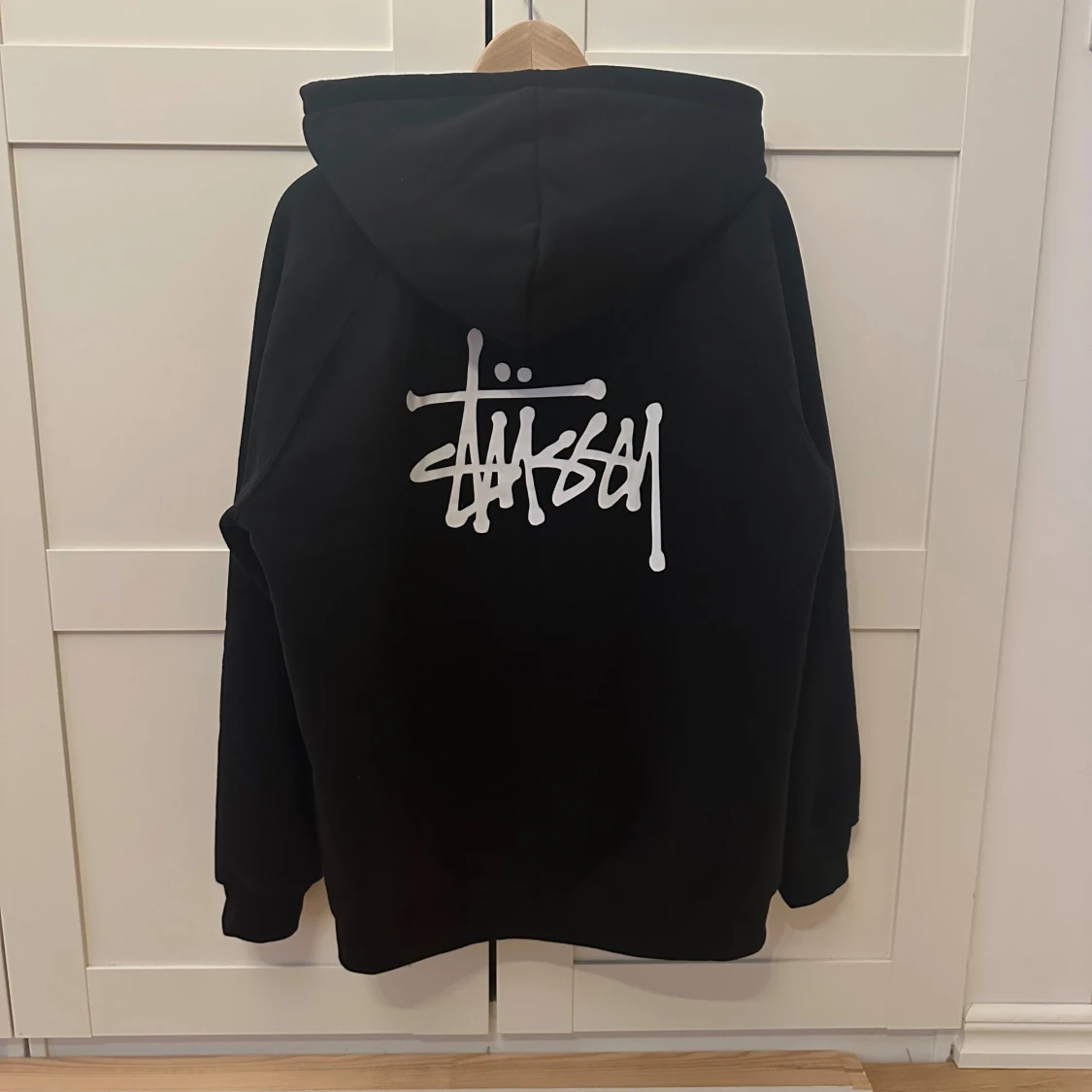 Svart hoodie från Stüssy - 1