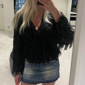 Svart blus  - Snygg svart blus från Gina, använd 1 gång, storlek M men passar både S och M