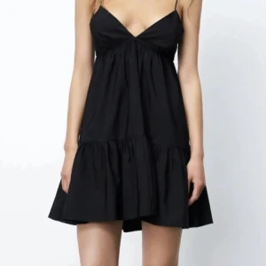 Volangklänning  - Säljer denna snygga svarta klänningen