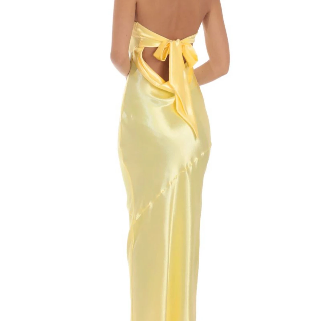 Gul långklänning i satin med rosett