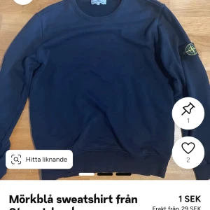 Mörkblå sweatshirt från Stone Island - Säljer en mörkblå sweatshirt från Stone Island med rund halsringning och ribbade muddar. Tröjan har en klassisk patch med logga på vänster ärm. Perfekt för en stilren och avslappnad look.