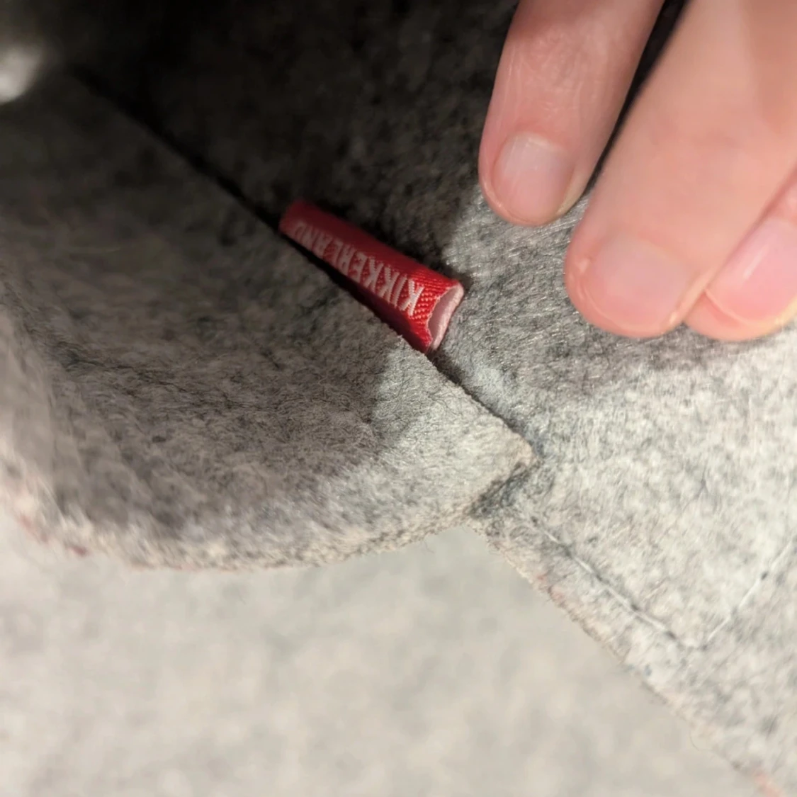 Grå filtad förvaring att hänga på sängen eller rliknande - 4