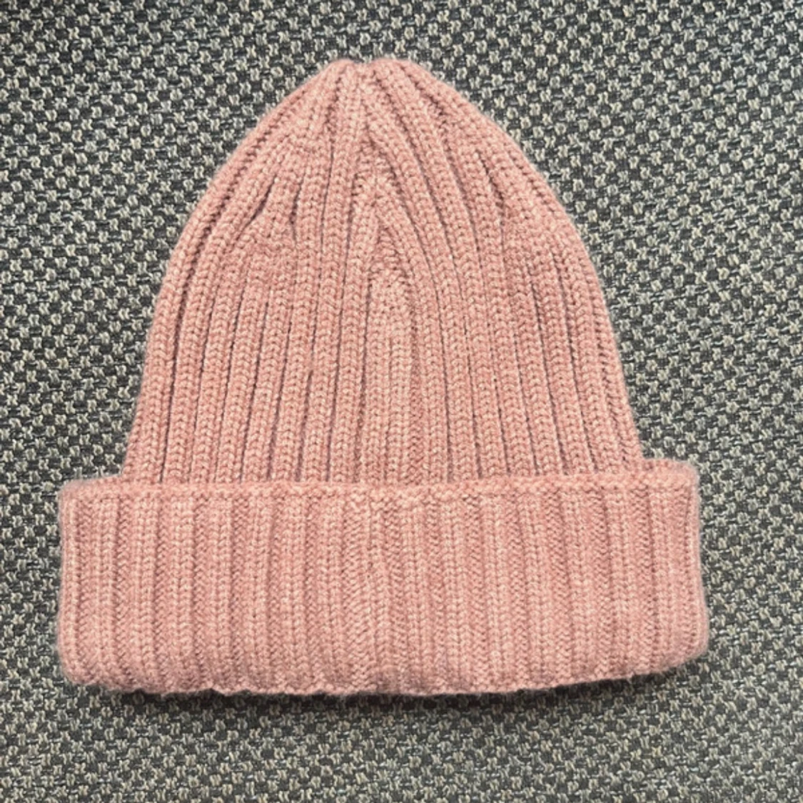 Två ribbstickade mössor i rosa och beige - 3