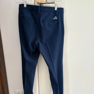 Golfbyxor adidas 28/30  - Ett par mörkblå golfbyxor från Adidas. Köpt för små! Aldrig använda. Splitter nya. Köpt utan kvitto. Storlek: 28/30 (S) pris diskussion vid snabb affär