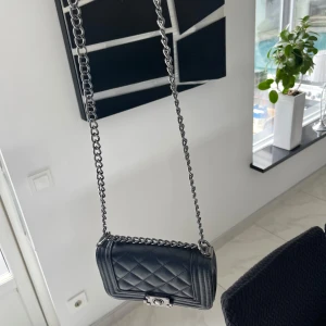 Damväska - En riktigt fin och enkel axelväska som funkar till vardagen. Väskan är i bra skick och säljs för ett bra pris pågrund av ingen användning längre. Först till kvarn!