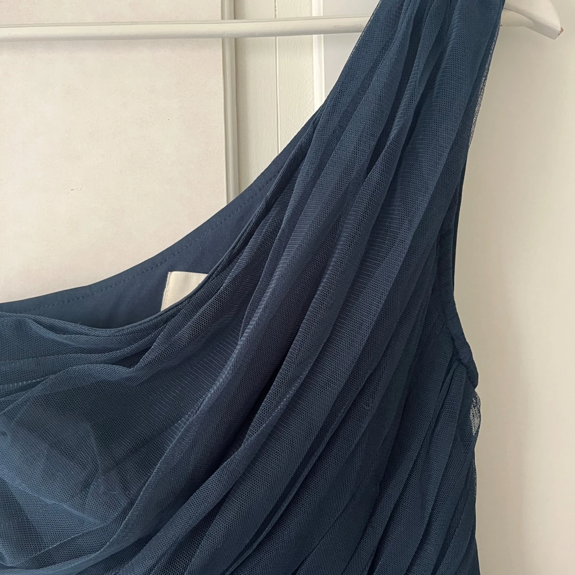 Marinblå oneshoulder klänning  - 3