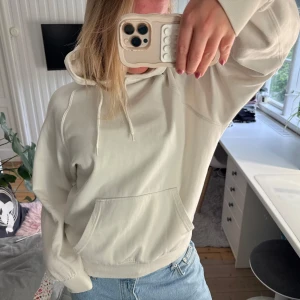 Vit hoodie från hm - Vit ”oversized” hoodie från hm ⭐️Storlek xs men sitter som en vanlig M i passform 🌟