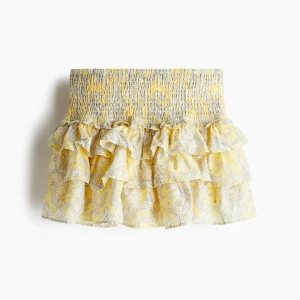 Gul volangkjol med paisleymönster - Supersöt kort kjol i gult med volanger och paisleymönster. Kjolen har smock i midjan för en bekväm passform och är perfekt för varma dagar. Lätt och luftig känsla med fina detaljer. Nästan slutsåld på hemsidan därav priset! Oanvänd med prislapp kvar❣️