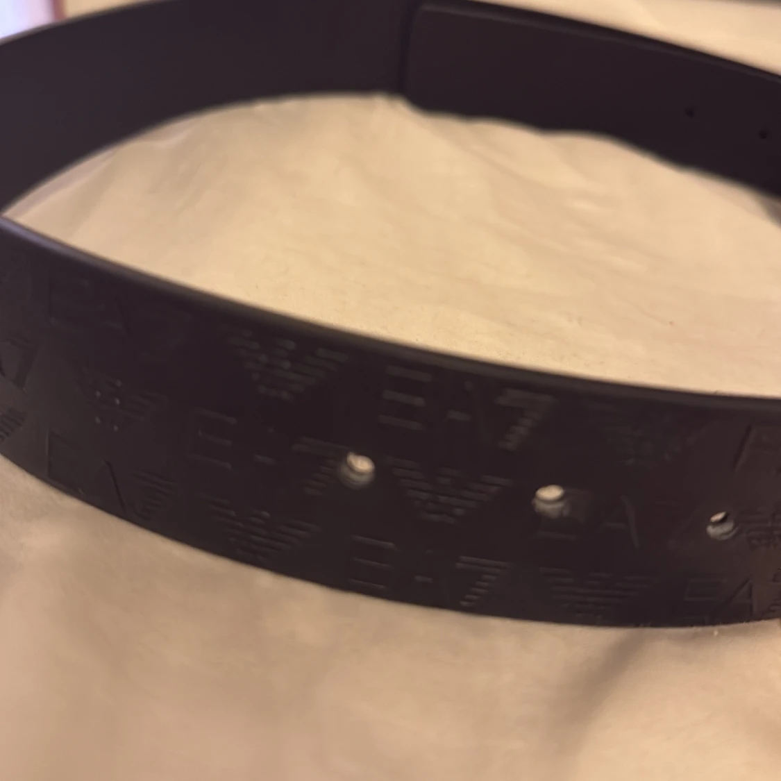 Svart bälte med guldfärgat spänne från EA7 - 1