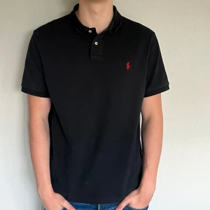 Ralph lauren piké - Det ralph Lauren piké i storlek L, modellen är 184 cm lång och väger ca 78 kilo, skick 9/0