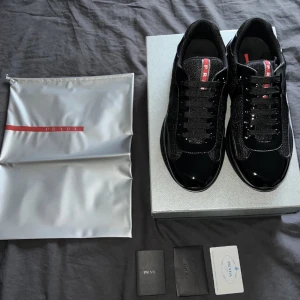 Prada cups - Säljer nya prada cups i storlek 41. Med skorna följer orginalförpackning och dustbag med. Fraktar samma dag. Passa på!