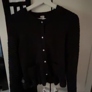 Svart kofta med pärlknappar - fina kofta med knappar, stl 12-14 år, jätte fint skick😌170 kr