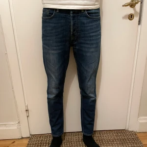 Acne Jeans - säljer nu dessa snygga Acne River Jeans. Jeansen är i storlek W30 L32 och är riktigt sköna. De är i mycket bra skick och har inga tydliga tecken på användning. Nu säljer jag dessa för endast 299 kr. Hör av er vid frågor och bud.