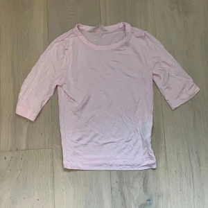 Ljusrosa crop topp från H&M med trekvartsärm - Söt ljusrosa topp från H&M i mjuk viskosblandning med trekvartsärm. Enkel och stilren design! Materialet är jättemjukt och skönt och är lite see through