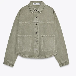 Grön jeansjacka Zara  - Jätte fin jeansjacka från Zara, helt ny säljer pga jag tog för stor storlek. Hör av er vid frågor eller fler bilder🌸💞