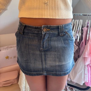 Jeans kjol med fina detaljer 💓 - Så söt jenas kjol med jätte söta detaljer 🩷🤩 Midjemått : 42cm Längd : 29cm🌸