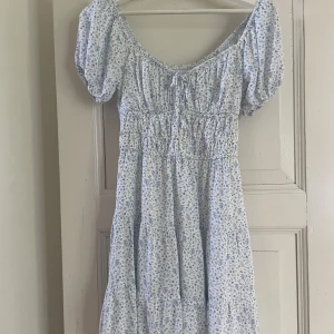 Hollister - superfin klänning - Säljer denna blå o vit-blommiga sommarklänningen från Hollistee! Jättefin och endast använd ett fåtal gånger. Perfekt nu inför sommaren!!💓